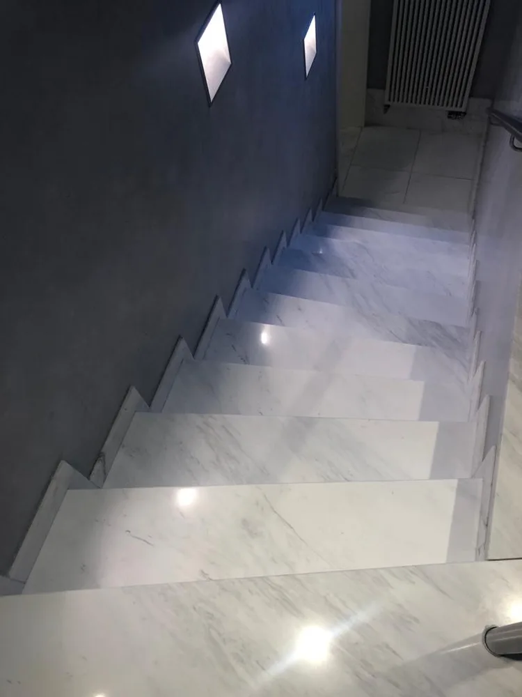 Detailaufnahme eines auf Hochglanz polierten Terrazzobodens